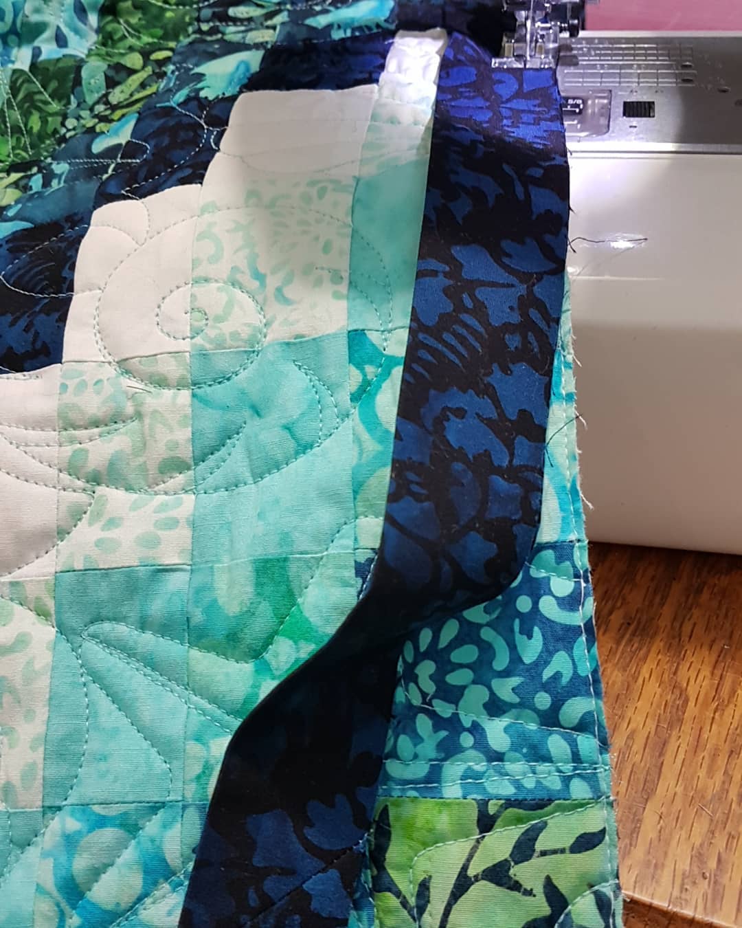Almost at the finish line! Once I get the binding sewn on I can spend the rest of the evening hand stitching it to the back. I don't know about you but I find this part so relaxing. It's nice seeing another project almost at completion.
#quiltingismypassion #quiltersinvictoriabc #quiltersgottaquilt #longarmquilter #quilting #apqsmillie30 #quiltpath #canadianquilter #quiltersofinstagram #ilovebatiks #stayhomeandsew #doublediamonds #eileenwright #bargelloquilt #quilters #handstitching #mistymountainvictoriadotcom #thebatikplace #onlinefabricstore