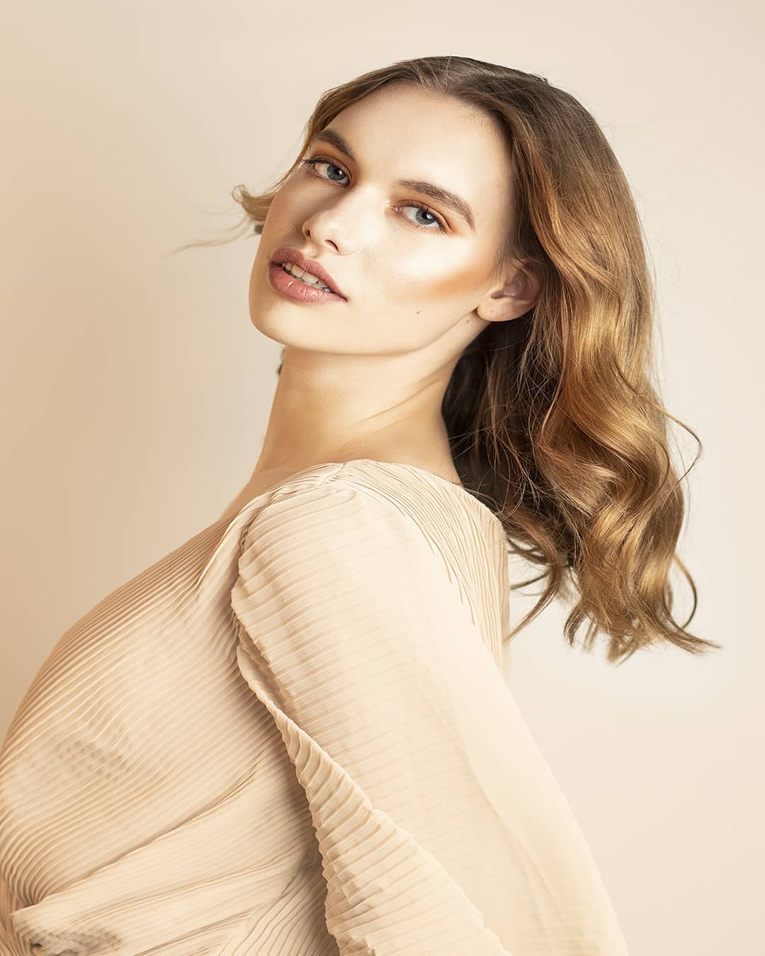 covid really put a spanner in the works for 2020 😅 so happy i was able to do this shoot + work with such an amazing team before the mayhem started.
@sannebooij from @bma_models
photographer: @cocoshawvisuals
photographer assistant: @sonia.xxo
mua: @teresa.makeup
mua assistant: @signaturefacesmakeup
designer: @delacollective
studio: @renaissance_studios_