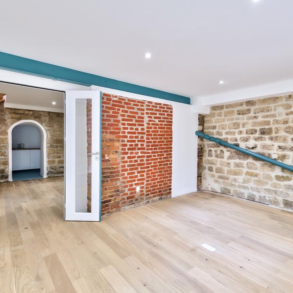 Rénovations d’un local professionnel à Paris 🔨
- Parquet en chêne massif
- Changement de l’escalier
- Faux plafonds
- Rénovation de la salle d’eau & plomberie