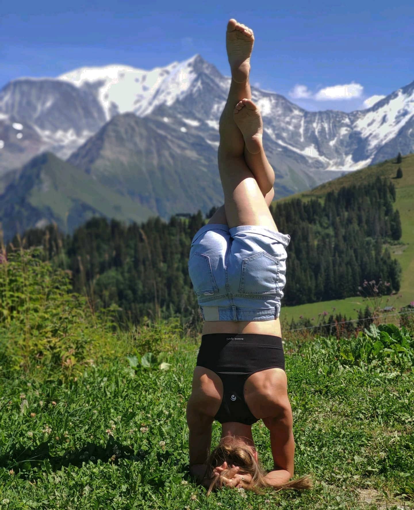 Pause yoga face au Mont-Blanc 🧘🏼♀️
#montblanc #lebettex #saintgervaismontblanc #yoga #yogaeverywhere #headstand #yogamountains
