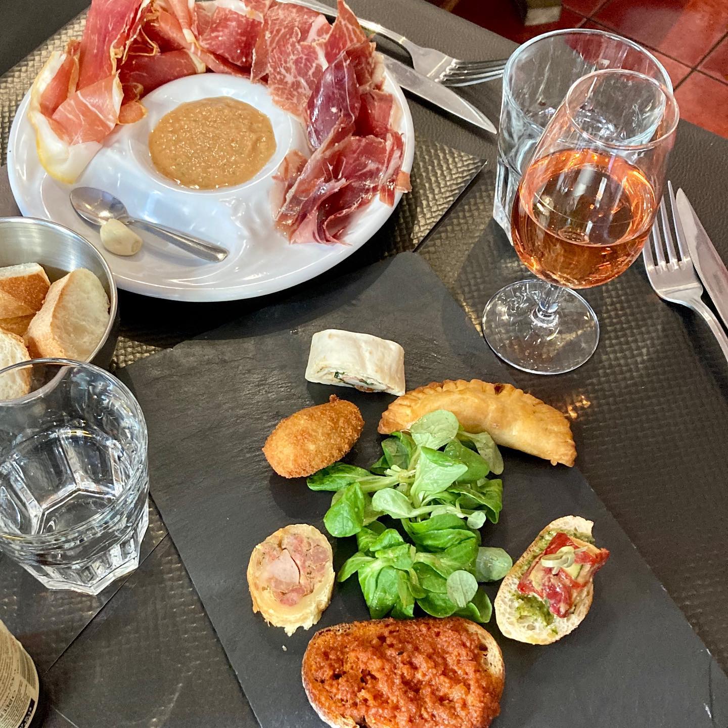 Découvrez ou redécouvrez nos assiettes dégustation.
Avec un assortiment de 3 jambons espagnol ou un échantillon de nos tapas fait maison. #tapas #espagne🇪🇸 #jambonespagnol #jambonserrano #jamboncebo #jamboniberique #reims #reimstagram #picadore #restauranttapas