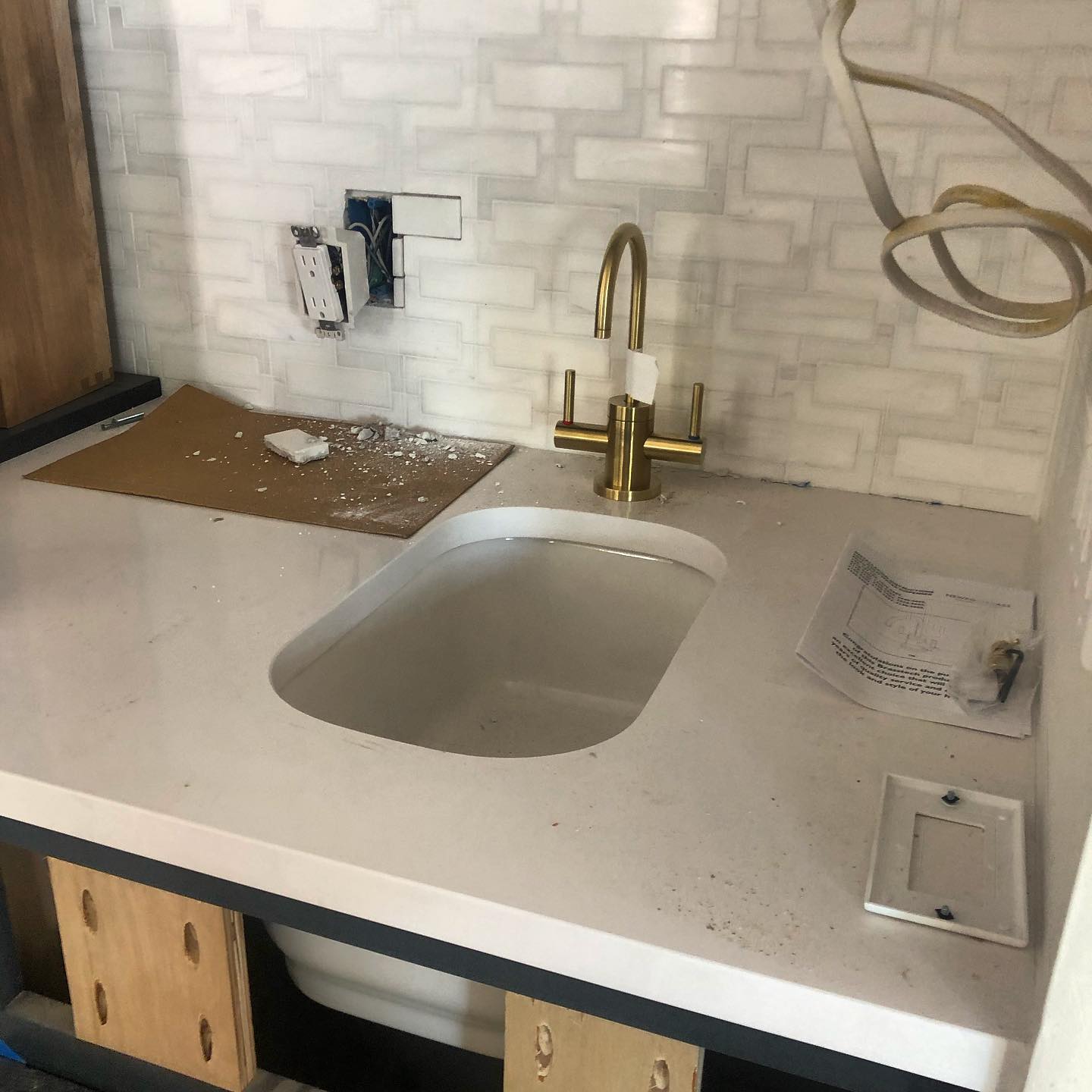 #inprogress pics! This #coffeebar is going to be 💥! @sollunabuilders
#interiordream #interiordesign #interiorthursdays #interiordesigner #customhome #customhomes #bespokedesign @interceramicusa @newportbrass @buildcom @silestonebycosentino