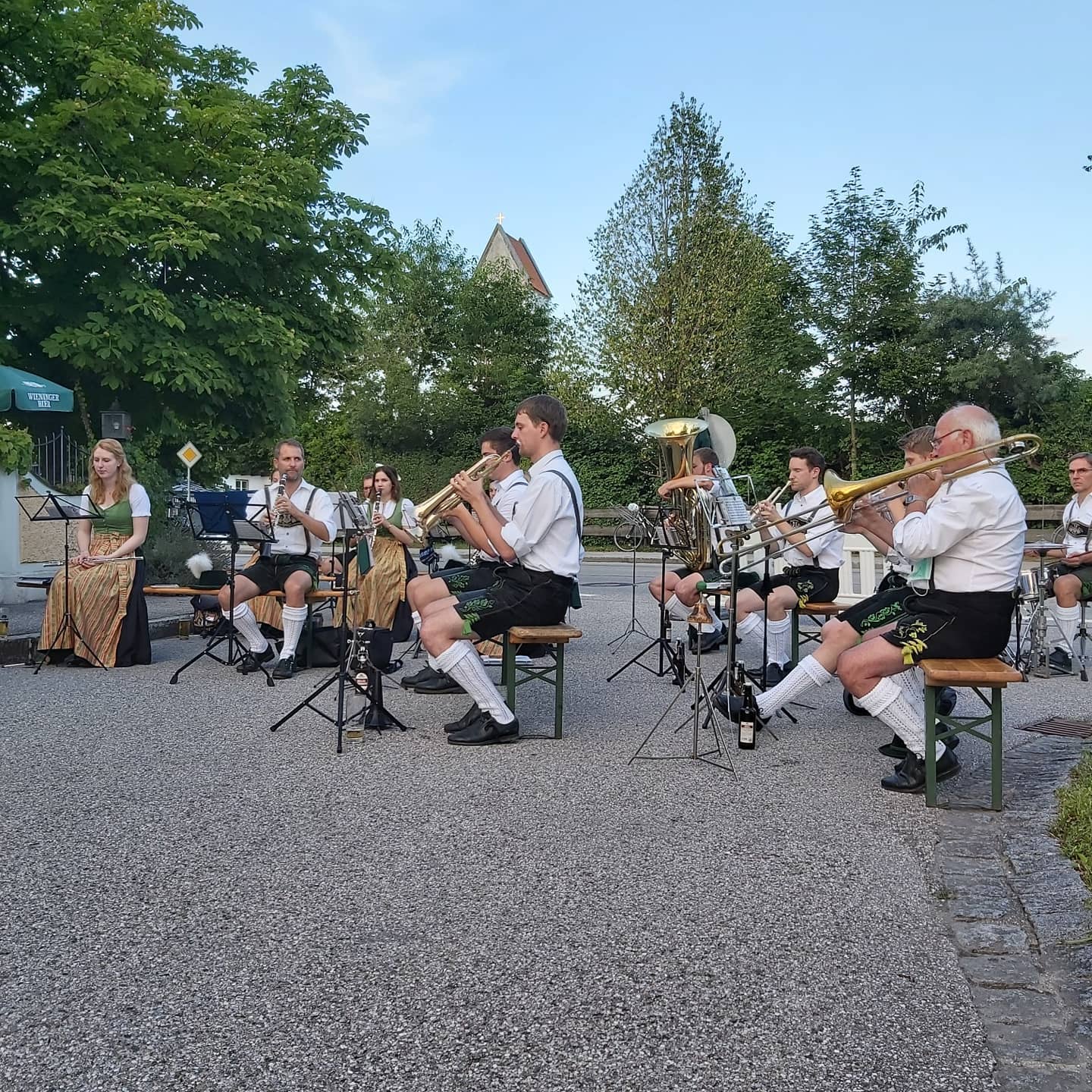 Heute Abend war es nun endlich soweit - der Saaldorf-Surheimer Kultursommer konnte bei schönstem Wetter starten!🌞🍀 Heute beim Neuwirt in Surheim mit der Musikkapelle Surheim. Nach dem Motto "Kultur unter veränderten Bedingungen" geht es morgen ab 19.00 Uhr beim Lederer mit der Jugendmusikkapelle Surheim weiter, am Mittwoch ab 19.30 Uhr spielt die Musikkapelle Steinbrünning in Steinbrünning! Weitere Termine findet ihr im Veranstaltungskalender der Gemeinde. Schauts vorbei 👍#saaldorfsurheim #blasmusik #kultursommer