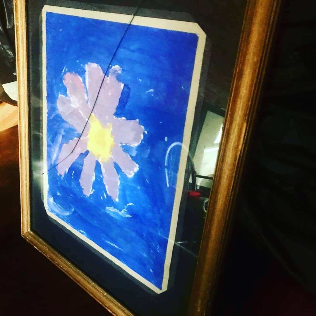 Cracked glass? No problem. We offer a quick glass replacement service. Get in touch, link in bio! #dowhatyoulovelovewhatyoudo #glassrepair #framingservice #craftersofinstagram #localbusinesses #Worthing #westsussex #artframes