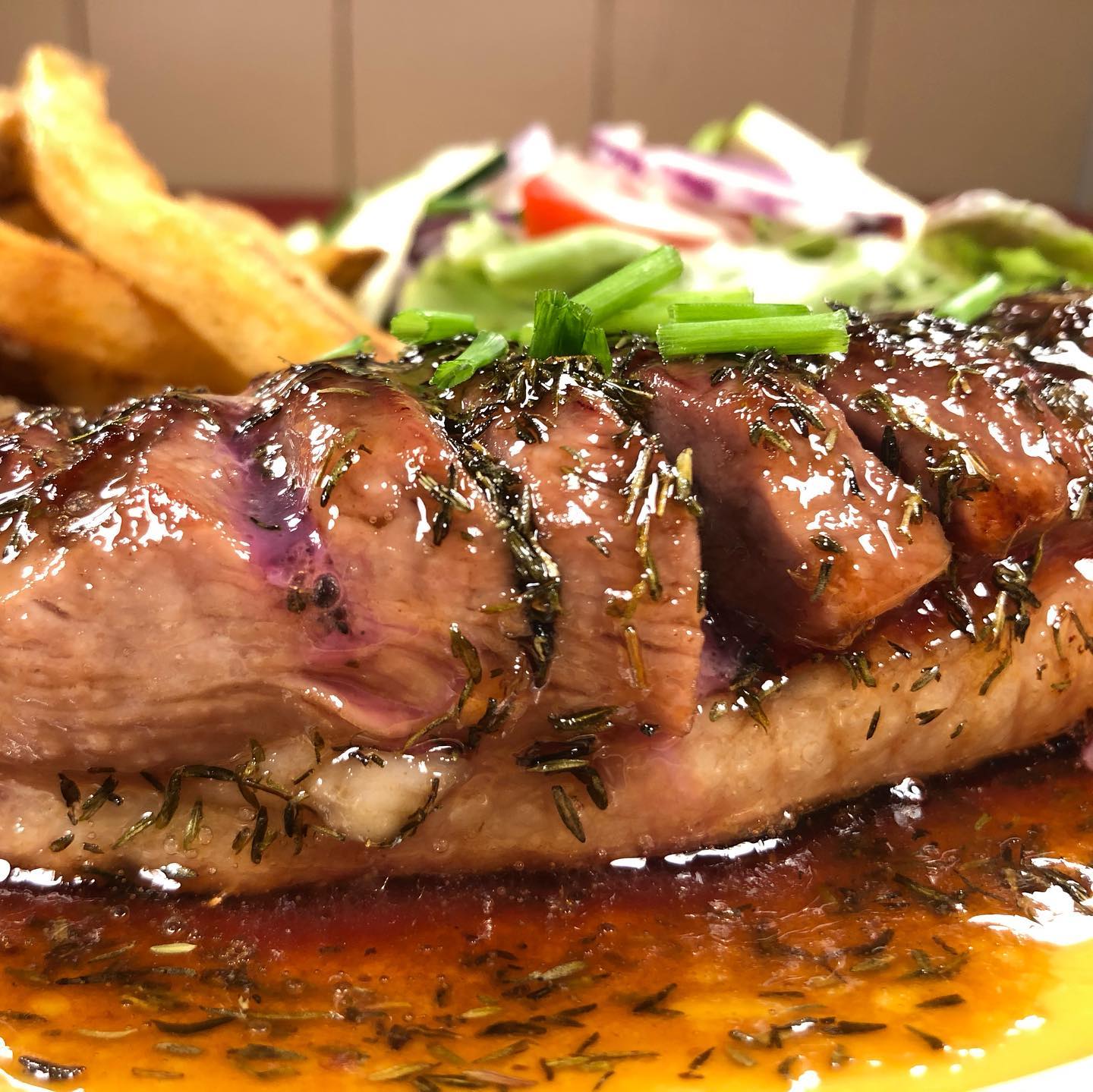 Magret de Canard au miel et thym. Glaçage miel caramélisé