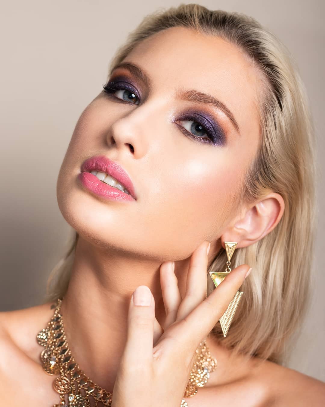 always serving !
model: @bobohareide
photographer: @cocoshawvisuals
photographer assistant: @sonia.xxo
mua: @teresa.makeup
studio: @renaissance_studios_