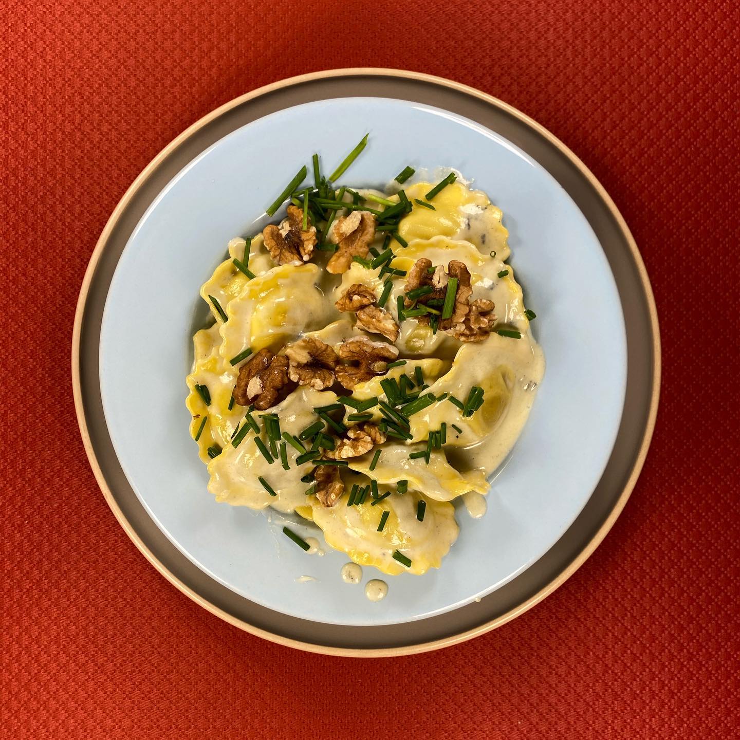 Ravioles au chèvre et miel, sauce roquefort, noix et ciboulette.