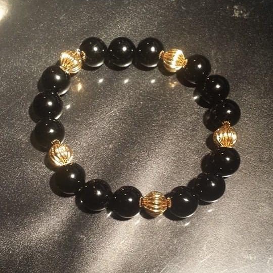 Onyx with 14k Gold beads .
Onyx gives strength...Imparts self-confidence, helping you to be at ease in your surroundings. Onyx banishes grief, enhances self-control and stimulates the power of wise decision-making. It encourages happiness and good fortune.
#shukuaccessories #handmadejewelry #healingjewelry