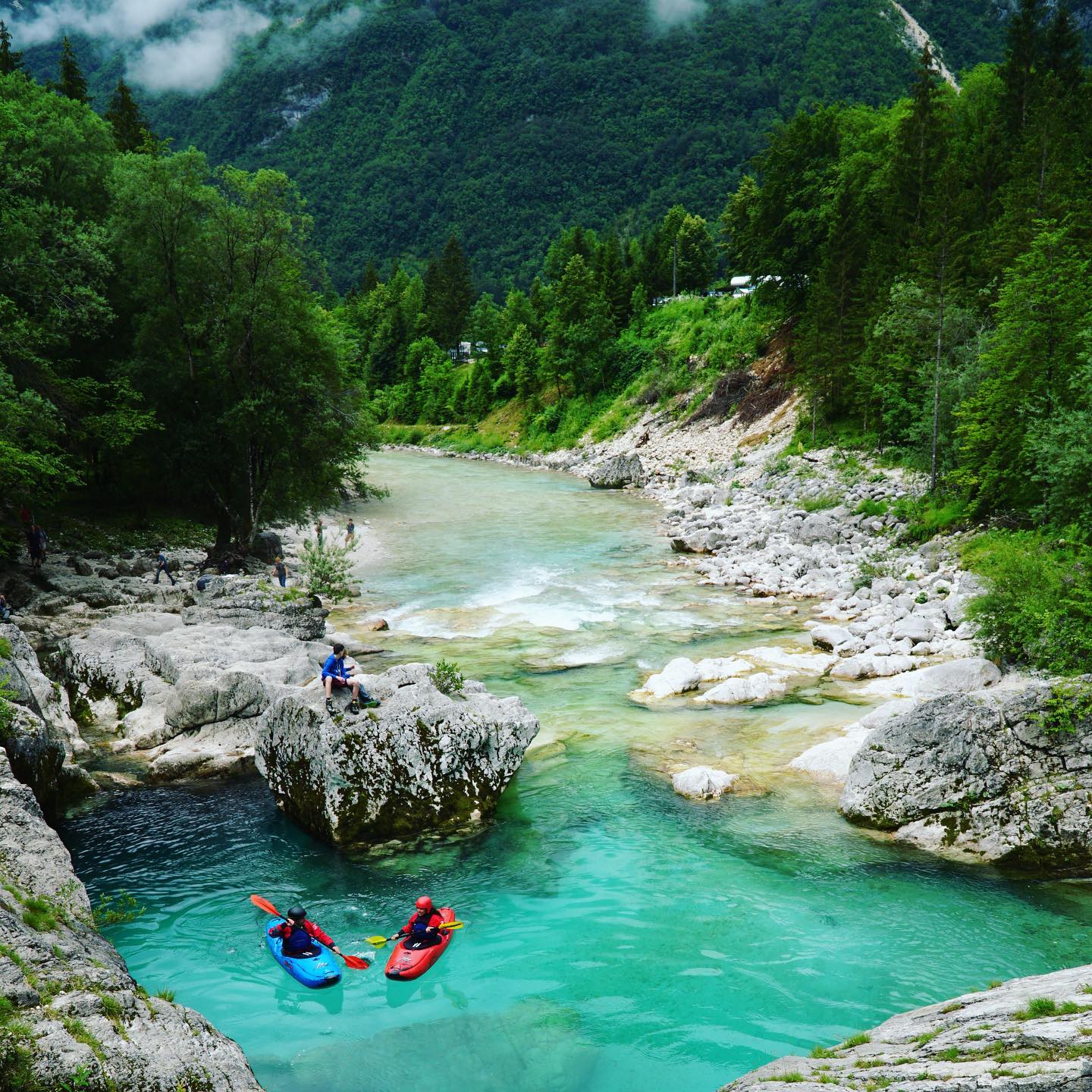 Springtime isn’t only the time between the summer and the autumn. It is also the time we get to paddle the upper stretches of Soča a bunch! #kobarid #slovenia #soča #kayaking #whitewater #whitewaterkayaking #socavalley @kobaridkayakschool @kampkoren @sandiline_official @exo_kayaks @ophion_paddles