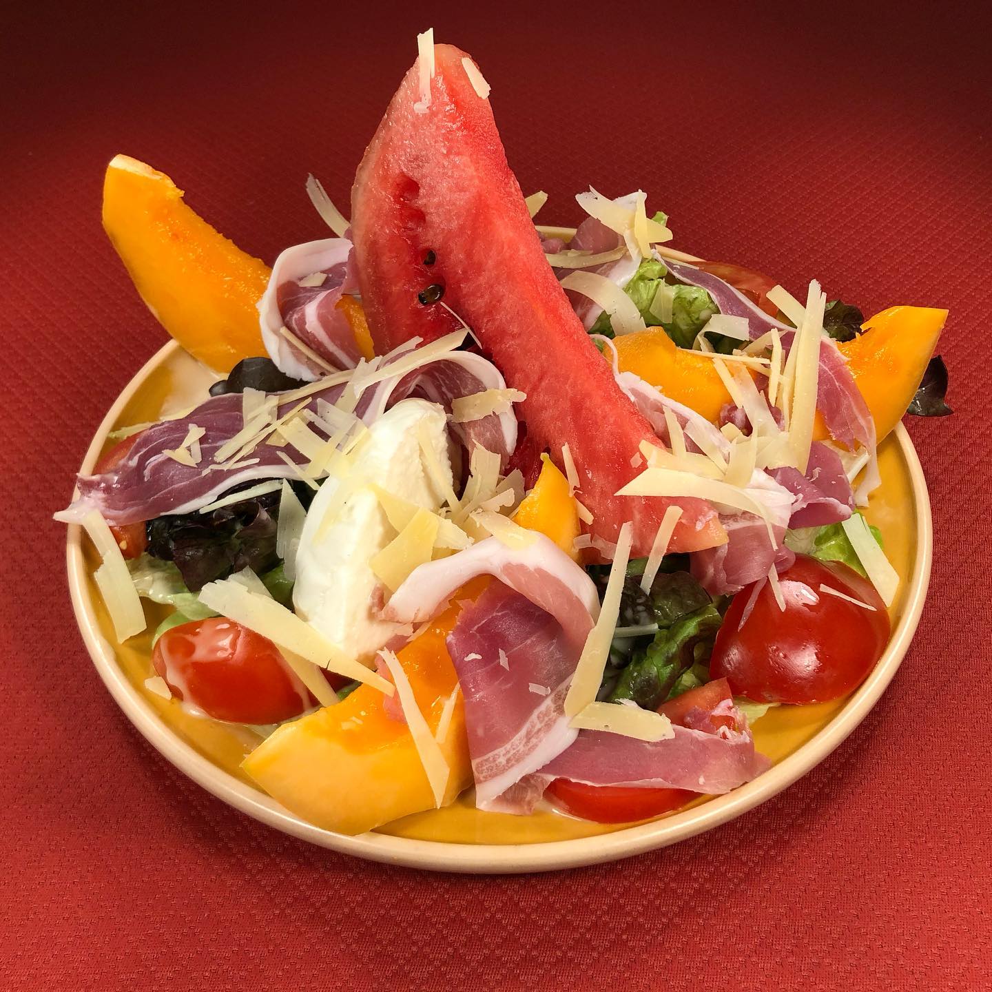 Salade Italienne avec melon, pastèque, jambon de pays, mozzarella di buffala et du Vieux Rodez !
C’est la fraîcheur dans l’assiette :-)