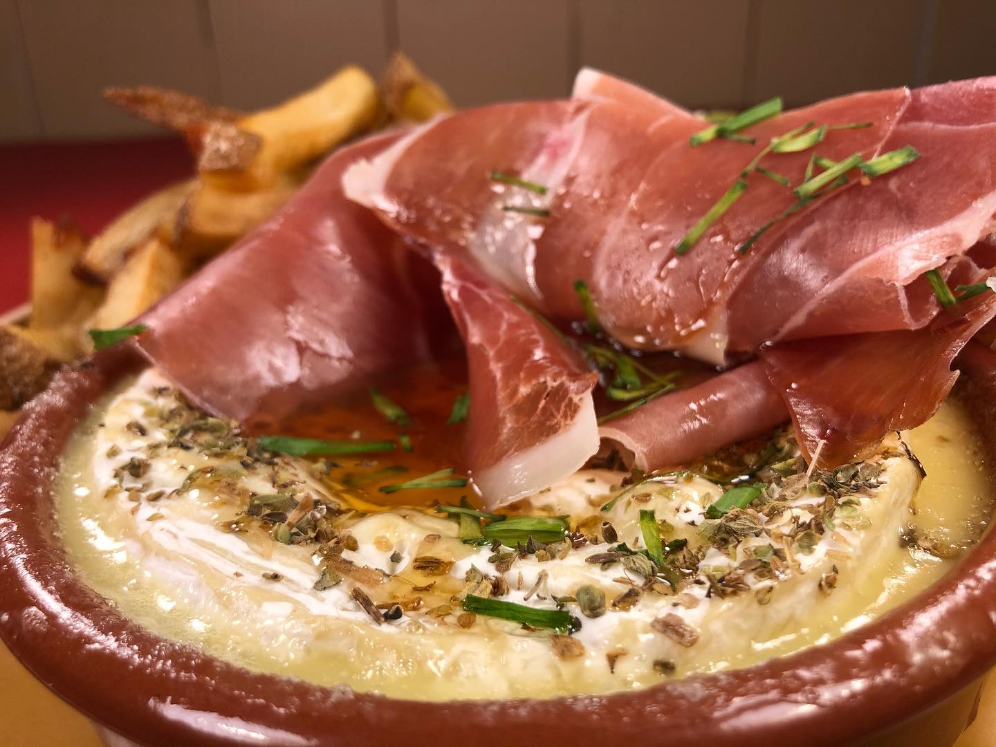 Camembert chaud entier fondu avec miel et jambon de pays.
Il fait chaud ? C’est le bon moment pour en manger un !