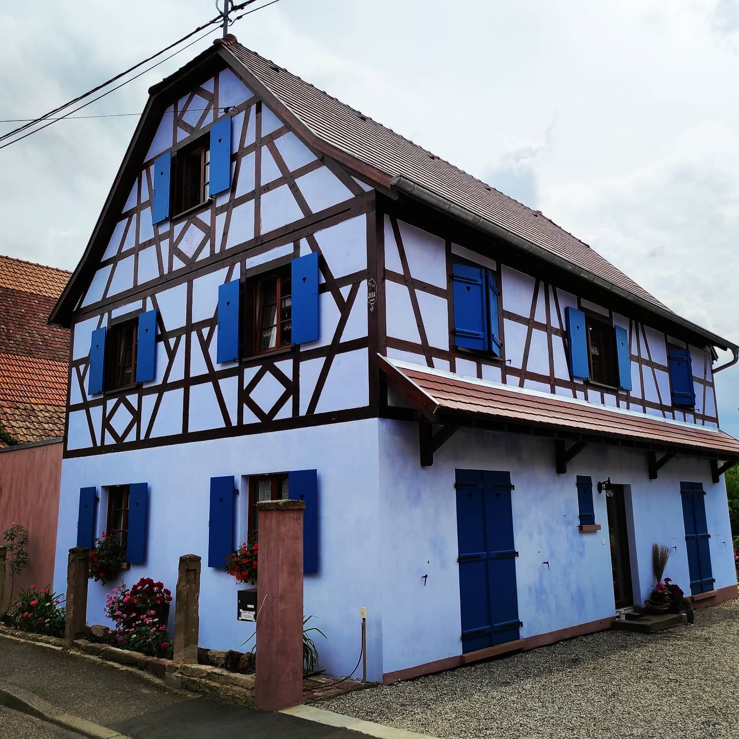Création de deux auvents sur une maison à colombage en bois de douglas crée en 2017. #colombagealsacien #maisonbois #lovealsace