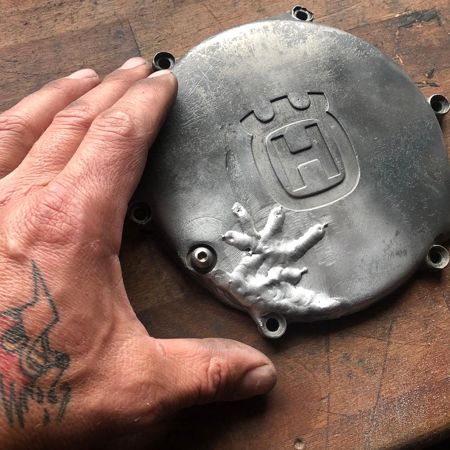 #Reparatur eines #Kupplungsdeckel einer #husqvarna 570. Die 570 Teile werden echt rar, also habe ich ihn lieber geschweißt als weggeworfen.....😎 #motorrad #bike #motorcycle #motorbike #motocross #supermoto #germanbikeprojekt