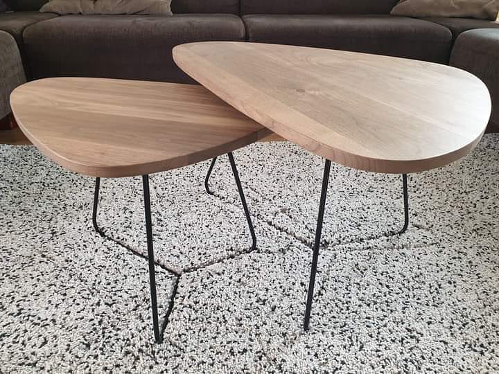 Bijzettafels van amerikaans notenhout met fijn frame van RVS.