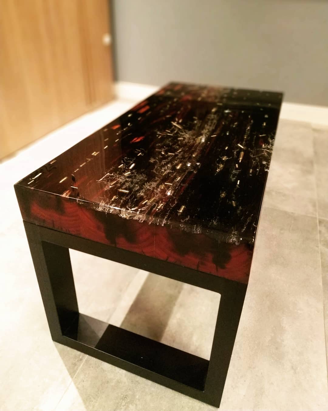 Mesa de centro resinada com munições.
medidas 100 x 60cm.
Feita em madeiras de demolição esculpidas pela ação do tempo, a mesa de centro recebeu o fino acabamento da resina epoxi.
Um item exclusivo para seu ambiente.
#resina #mesaresinada #mesaresina #madeiradedemolicao #madeiralovers #woods