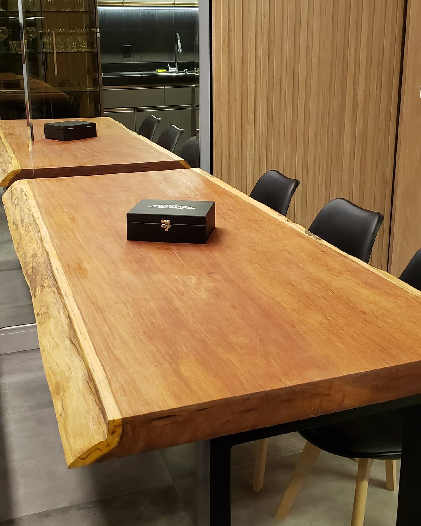 Mesa de jantar em prancha única de garapeira, medindo 190x90cm. A madeira recebeu tratamento com óleos naturais atóxicos, deixando suave ao toque e um tom acetinado. Detalhe das bordas naturais com 8cm de espessura.
Projeto @arquitetafrancraveiro.