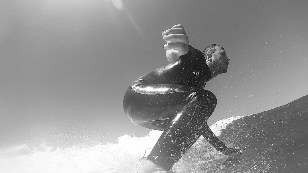 Sie reden angsterfüllt von Wellen. Ich sehne mich nach meiner nächsten. Sie sagen, die Wucht einer Welle sei durch Menschen und ihre Maßnahmen beeinflussbar. Meine Wellen interessieren sich ausschließlich für Stürme, den Meeresboden und Windrichtungen, niemals für Maßnahmen. Sie fürchten die zweite. Für mich kommen gute Wellen in Dreiersets. Sie suchen Orientierung in einer losen Metapher. Ich greife ins aufgebrachte Wasser, um Halt zu finden.
#wellenbraucheneinelobby #corona #covid_19 #welle #wave #wellenreiten #surfen #surfer #surf #surfing #autorenleben #autor #author #writer #meerliebe #meer #sea #landlocked #landlockedsurfing #bookstagram #instabooks #beachlife #throwback #portugal #peniche #baleal