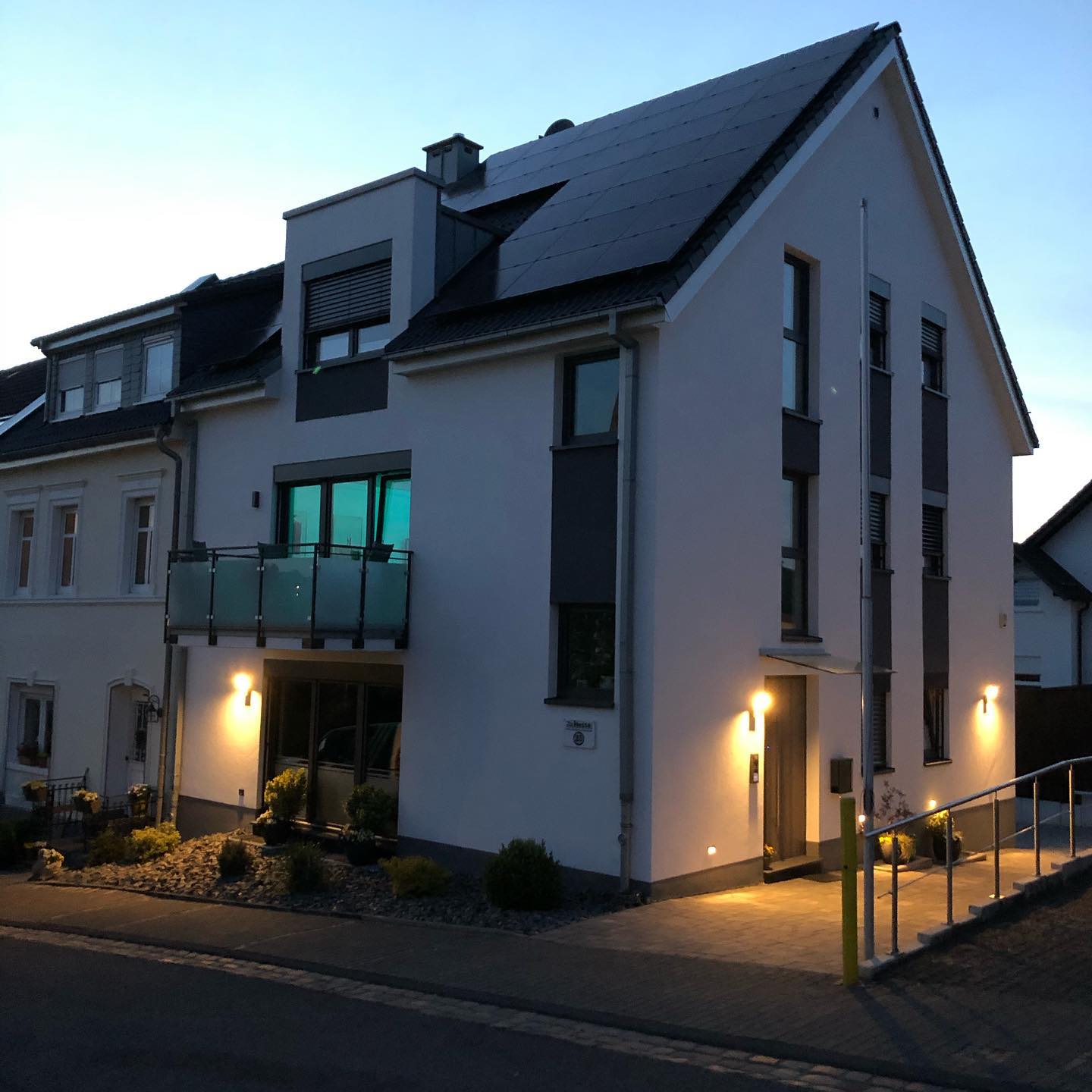 Ideen für die Gestaltung Ihres Eigenheims gesucht? Wir helfen gerne dabei. Hier der Neubau eines Reihenendhauses in #Olpe: Als Oberputz wurde ein Scheibenputz erstellt und zweimal mit einer Silikatfarbe gestrichen. Teilflächen wurden farbig abgesetzt. #oberputz #einfamilienhaus #wohnen #Eigenheim
#TheoundGuidoHesse #StuckgeschäftHesse #DeinStuckateurInOlpe #stuckateur #verputzer #gipser #außenputz #innenputz #stuck #WeilIhrHausUnsWichtigIst #wirgebenIhremHauseinGesicht #handwerk #teamarbeit