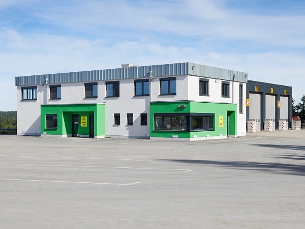 Gewerbeobjekt: Ausführung eines feinkörnigen weißen Kratzputzes, die farblich grün abgesetzten Flächen wurden in #Scheibenputz erstellt.
#TheoundGuidoHesse #StuckgeschäftHesse #DeinStuckateurInOlpe #stuckateur #verputzer #gipser #außenputz #innenputz #stuck #WeilIhrHausUnsWichtigIst #wirgebenIhremHauseinGesicht #handwerk #teamarbeit