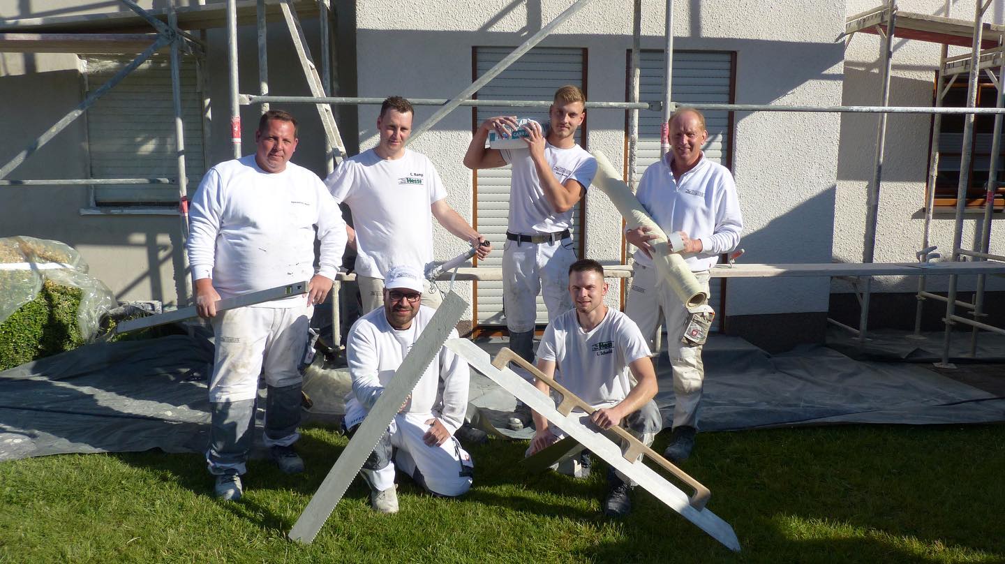 👷♂️ Auch wir als Team der Theo + Guido Hesse GmbH&Co KG sind ab sofort auf Instagram vertreten. Wir möchten Ihnen als Kunden Impressionen aus der täglichen Arbeit und fertiggestellte Projekte zeigen. #team #außenputzarbeiten #handwerk #handwerker #olpe
#TheoundGuidoHesse #StuckgeschäftHesse #DeinStuckateurInOlpe #stuckateur #verputzer #gipser #außenputz #innenputz #stuck #WeilIhrHausUnsWichtigIst #wirgebenIhremHauseinGesicht #handwerk #teamarbeit