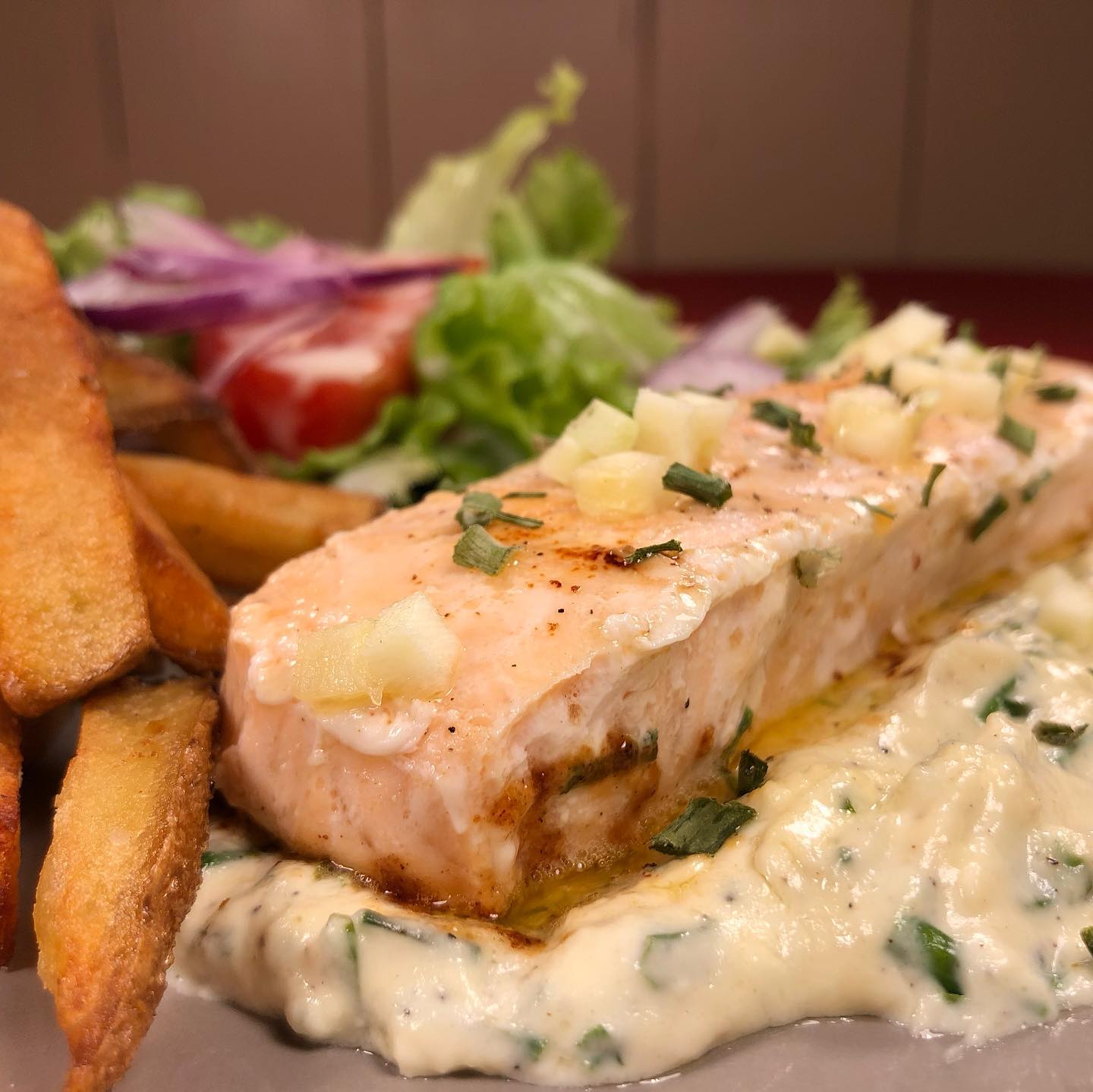 Pavé de saumon, sauce ciboulette