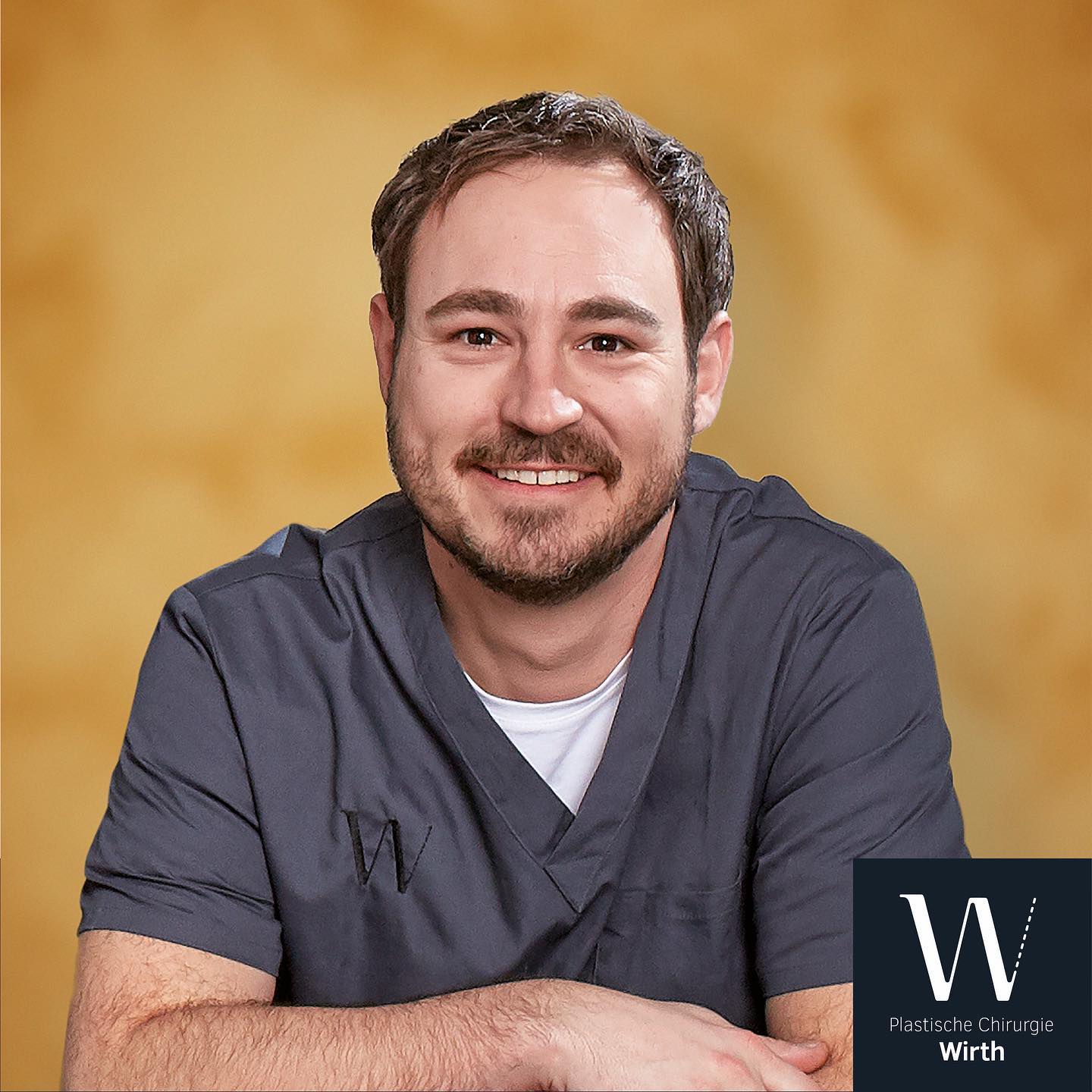 Dr. med. Raphael Wirth
Alle Ihre Anliegen rund um die Plastische und Ästhetische Chirurgie sind bei mir in äusserst fachkundigen und erfahrenen Händen. Als Facharzt für Plastische, Rekonstruktive & Ästhetische Chirurgie und einer über 15-jährigen Erfahrung bin ich ein ausgewiesener Experte für sämtliche medizinisch-ästhetischen wie auch plastisch-chirurgischen Behandlungen.Durch eine regelmässige Teilnahme an wissenschaftlichen Kongressen und regen Austausch mit meinen Kollegen kann ich Ihnen ein überaus fundiertes Wissen zu den neuesten Entwicklungen auf dem Gebiet der gesamten Plastischen Chirurgie garantieren. Mit diesem umfassenden Fachwissen stehe ich Ihnen gerne mit Rat und Tat zur Seite, um Ihnen die bestmögliche und individuell auf Sie zugeschnittene Beratung und Behandlung zu bieten.
Toutes vos préoccupations en matière de chirurgie plastique et esthétique sont entre des mains extrêmement compétentes et expérimentées. En tant que spécialiste de la chirurgie plastique, reconstructive et esthétique et avec plus de 15 ans d‘expérience, je suis un expert reconnu pour tous les traitements médicaux esthétiques et de chirurgie plastique. Grâce à une participation régulière à des congrès scientifiques et à des échanges animés avec mes collègues, je peux vous garantir une connaissance extrêmement bien fondée des derniers développements dans le domaine de l‘ensemble de la chirurgie plastique. Avec toute cette expertise, je serai heureux de vous conseiller et de vous aider afin de vous offrir les meilleurs conseils et traitements possibles et personnalisés.
#praxiswirth#drmedraphaelwirth#plastischechirurgie