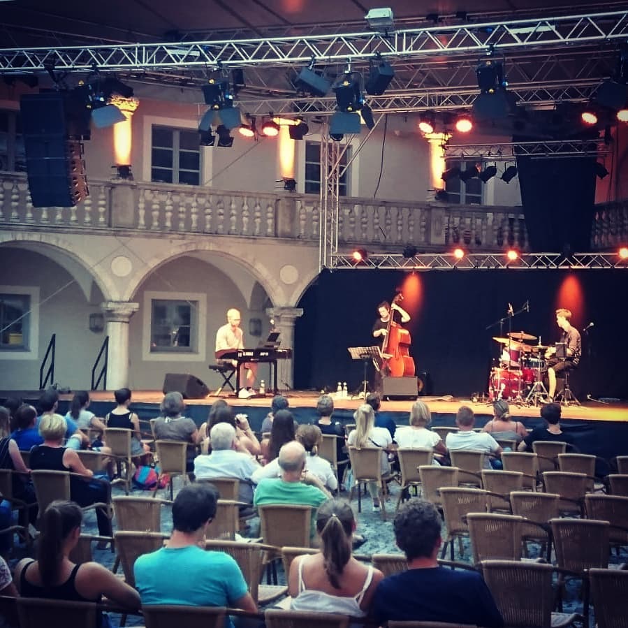 That was FUN ☺️
Last Week with my Trio @gametrioofficial
@kultur.leben.regensburg thanks for all.
#pianotrio #instafilter #ownmusic #gig #lovemyjob #livemusic #kawaikeyboard #drums #jazz #doublebass