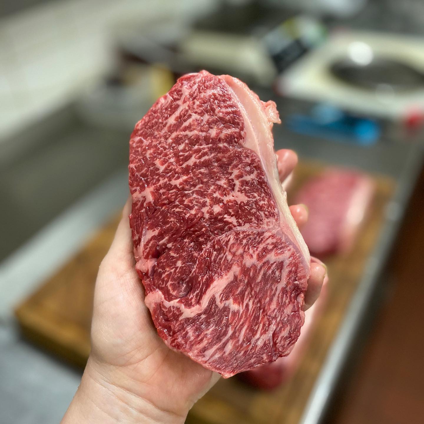 Včera nám dorazil hovězí nízký roštěnec z plemene Wagyu. 🥩 Rovnou jsme ho otestovali a bylo to jako z pohádky. 🧚♀️Ještě dneska se nám zbíhají sliny. 🤤
#hovezi #farma #praha #market #restaurace #artfood
#beef #wagyu #sirloin #striploin #steak #farm #art #food #foodlover #foodie #yummy #nofilter #prague #restaurant