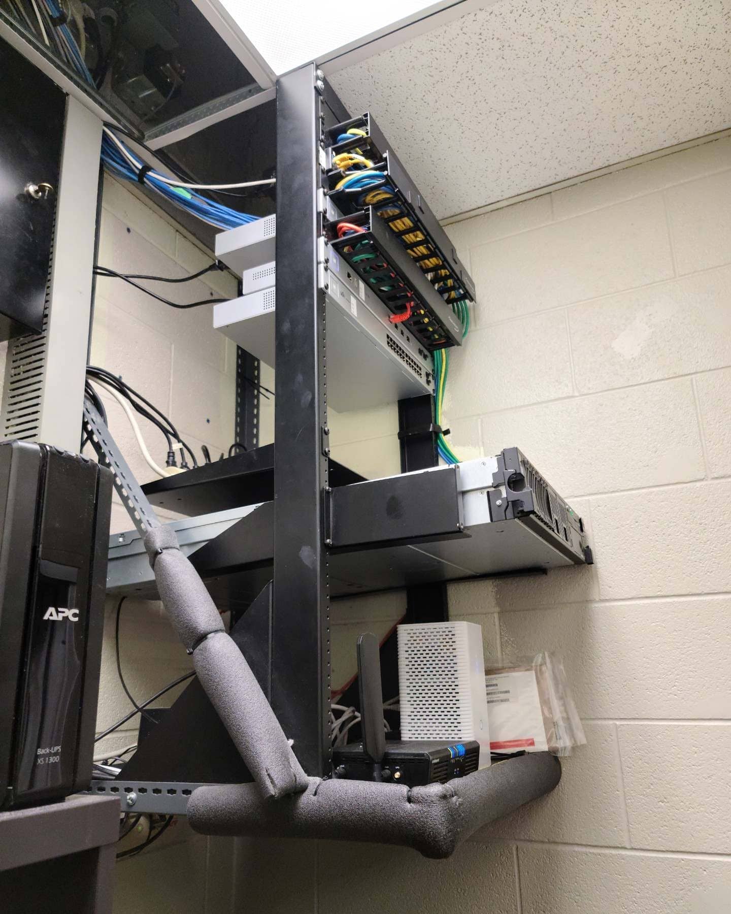 Beautiful rack clean up! Swipe ➡️ to see what we started with.
#theboldgroup #electrical #electricianlife #electriciansofinstagram #takeprideinyourwork #kwawesome #greystone #rack #network #cabling #cleanup