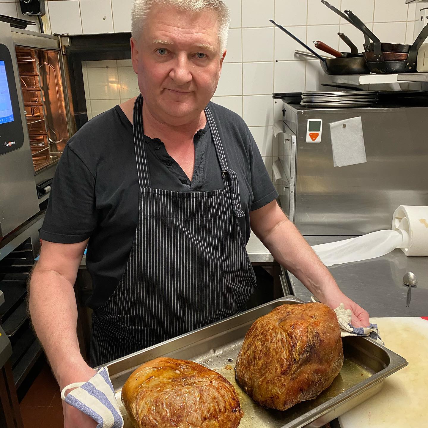 Hrb ze zebu, 🐂 který podáváme s křenovou omáčkou a karlovarským knedlíkem se do slova rozpadá na jazyku. 🤤 Přijďte se přesvědčit sami. 🙋♂️
#zebu #farma #praha #market #restaurace #artfood
#farm #art #food #foodlover #foodie #yummy #nofilter #prague #restaurant