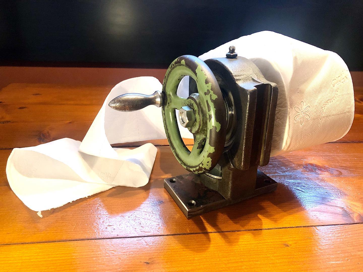 Brauchte einen #Klopapierhalter für‘s neue Gästeklo. Und das kam dabei raus... gefertigt aus Teilen einer alten Fräse. #industriedesign #Toilettenpapier #Toilettenpapierhalter #loft #altmetall #design #retrostyle #vintage by #Robby #germanbikeprojekt