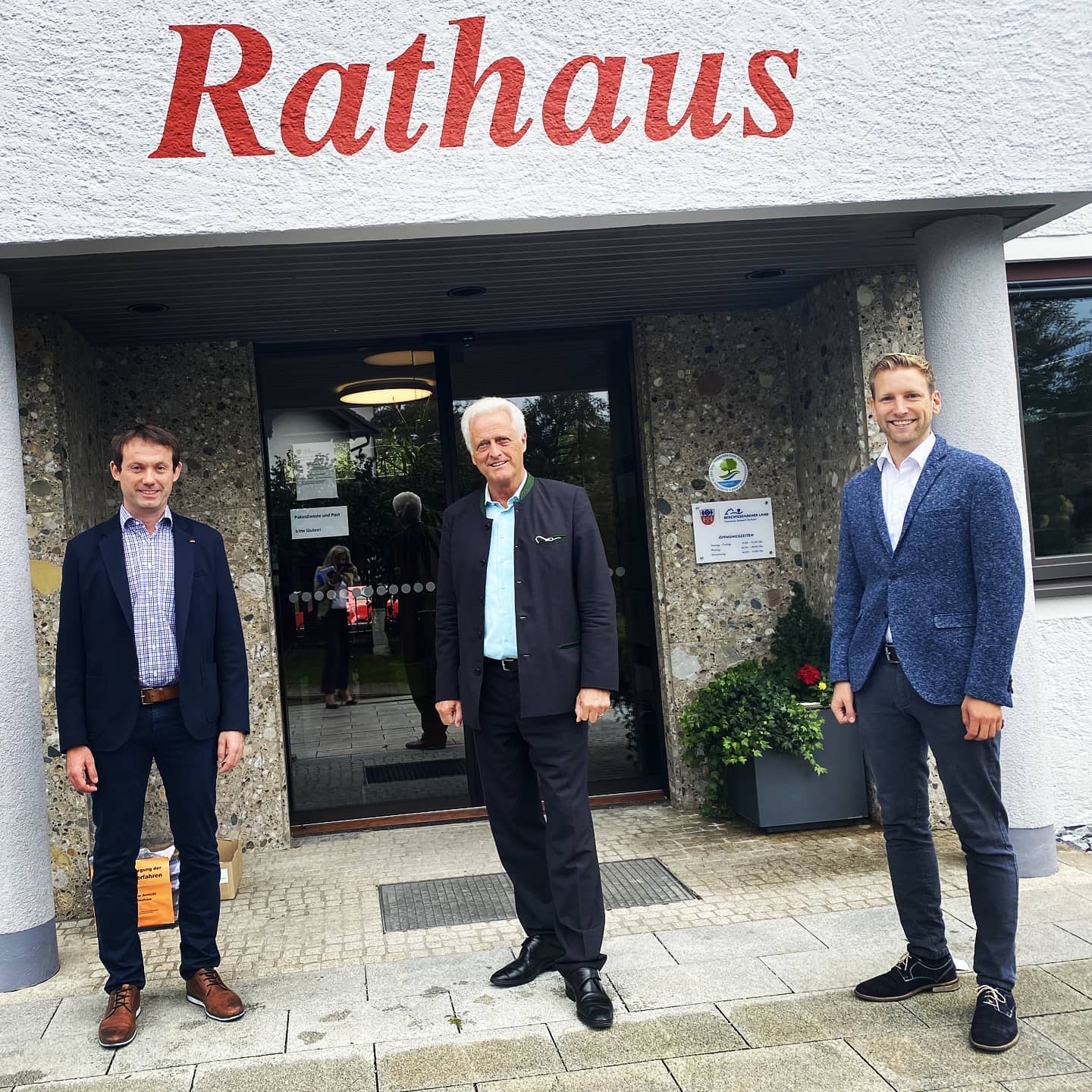 Heute war unser Bundestagsabgeordneter Dr. Peter Ramsauer zu Besuch bei uns im Rathaus der Gemeinde Saaldorf-Surheim. Unser Hauptanliegen war der Ausbau der Bahnstrecke München-Mühldorf-Freilassing durch unser Gemeindegebiet, wo es noch einige schwierige Punkte zu lösen gibt.
Vielen Dank an Dr. Peter Ramsauer für seine Zeit und seine Unterstützung! 👍
#saaldorfsurheim #rupertiwinkel #bahnstrecke #deutschebahn