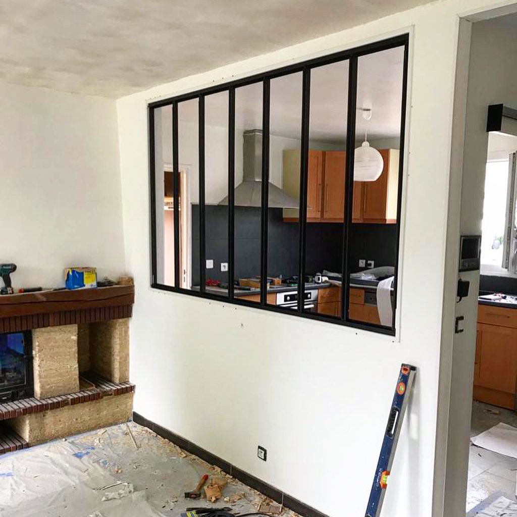 Installation d’une verrière dans la cuisine pour faire entrer la lumière dans le salon 💡 Pour ce projet, notre équipe s’est occupée d’ouvrir le mur, puis installer la verrière ainsi qu’une porte coulissante assortie. Vous aimez ? #artisan #verrierecuisine #verriere