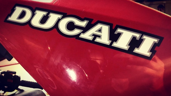 Habe nun doch seit langem zeit gefunden an meiner #900ss weiter zu bauen. Hatte ja das Problem, dass ich die neue elektronische #Zündung nicht zum einstellen brachte, weil das umgearbeitete Polrad taumelt und somit jegliche Einstellung verweigerte. Nun hab ich den Übeltäter gefunden, es ist eine vom Werk aus schief geschliffene Hülse. Ganz einfach, aber erst mal draufkommen...😅 #ducati #desmo #Motorrad #motorbike #motorcycle #classicbike #750ss #racebike by #Robby #Germanbikeprojekt