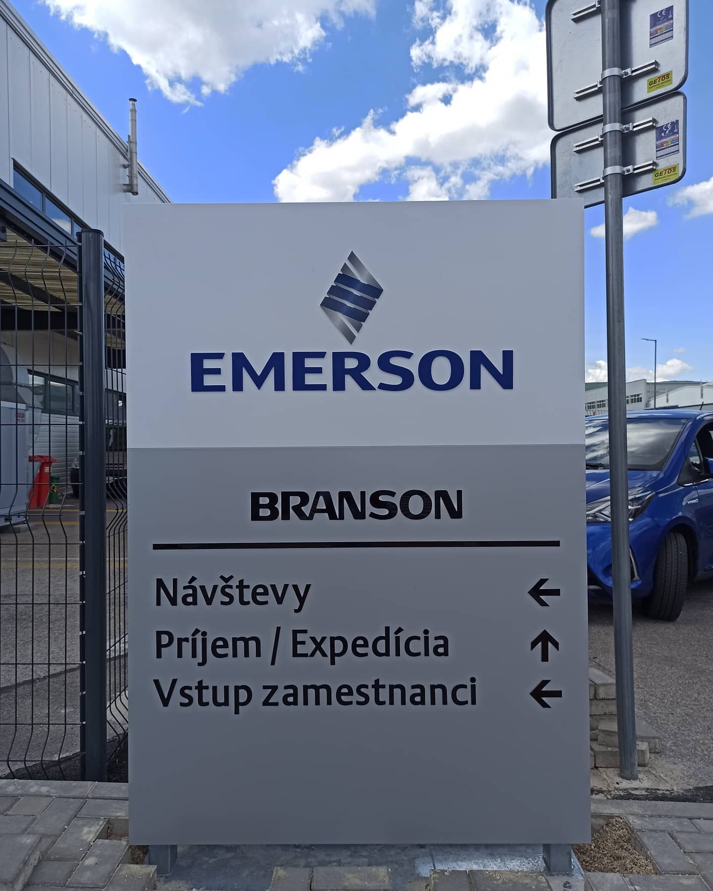 Informačný / orientačný TOTEM v areály EMERSON. TEXT: 3D lesklý. Rozmer: 185 x 120 cm.
________
Follow us @vstudio_sk
See more: LINK in PROFILE.
Tag a friend who might like it. ◉‿◉
________
#signmaking #svetelnareklama #reklamnypanel #reklama #vstudio #petozelo #grafika #banner #vyrobareklamy #reklamnetabule #znaceniebudov #orientacnysystem #totemy
#totems #branson #emerson