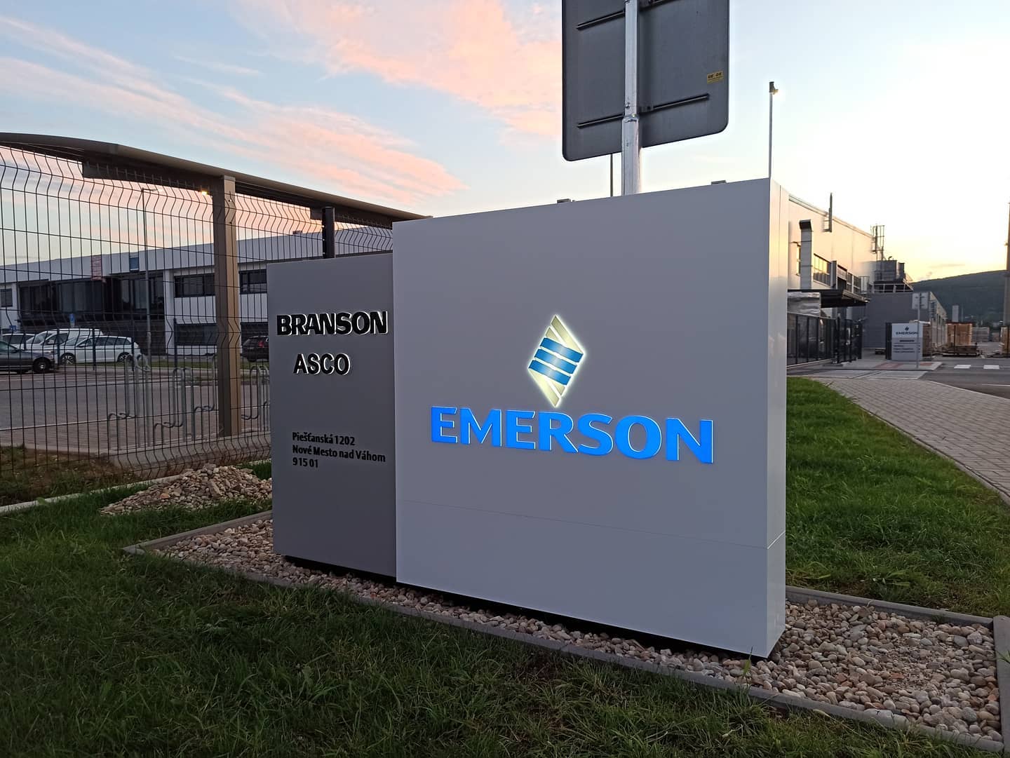 Korporátny svetelný totem v areály EMERSON. Osadený na pripravený základový pás. Podsvietenie LED. Rozmer: 250 x 130 cm.
________
Follow us @vstudio_sk
See more: LINK in PROFILE.
Tag a friend who might like it. ◉‿◉
________
#signmaking #svetelnareklama #reklamnypanel #reklama #vstudio #grafika #banner #vyrobareklamy #reklamnetabule #znaceniebudov #orientacnysystem #totem #totemy #informacnetotemy #svetelnytotem