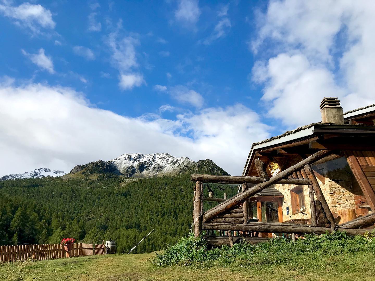 La prima spolverata di neve ed è subito voglia d’inverno ❄️ fino al 6 Settembre siamo aperti tutti i giorni per pranzo. Chiudiamo poi per prepararci alla stagione invernale.
