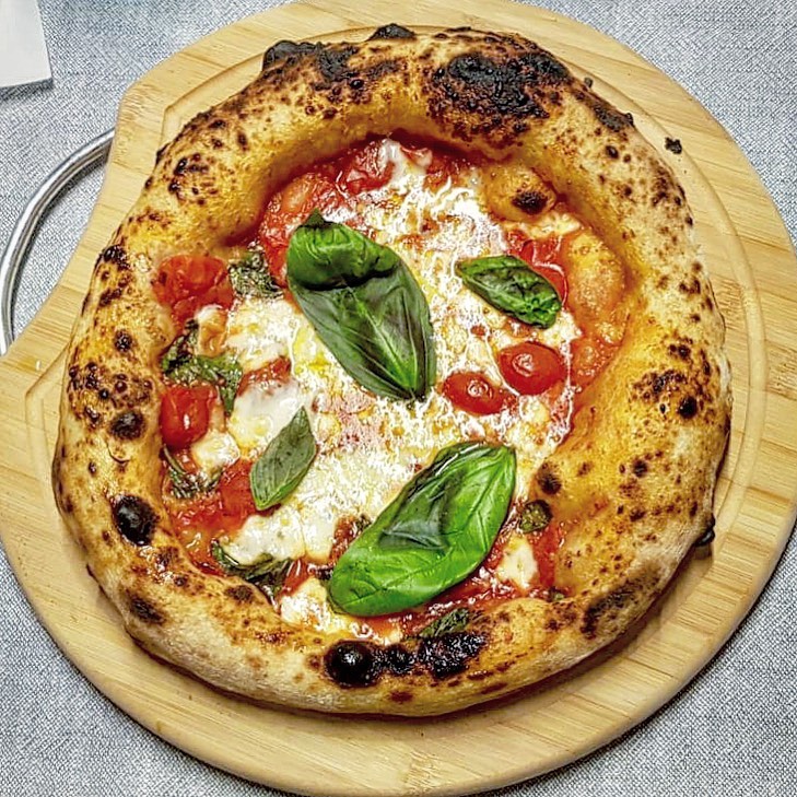 La Regina needs no description 😍
It took me 48h to prepare this pizza dough. In the first 24h I was busy with the #biga preferment preparation which composes 50% weight of the pizza dough. I used the magic @farinapetra for the biga.
The #puntata and the #appretto were all at controlled temperature. The total dough hydration was around 86% 💦 and I used a mix of #farinatipo1 and #manitoba. The flour mix was just amazing and I could not feel the crazy dough hydration at all 💪🏻
Cooking was made in the @effeuno_italia oven at 400C.
We all enjoyed the #fluffiness 🤣