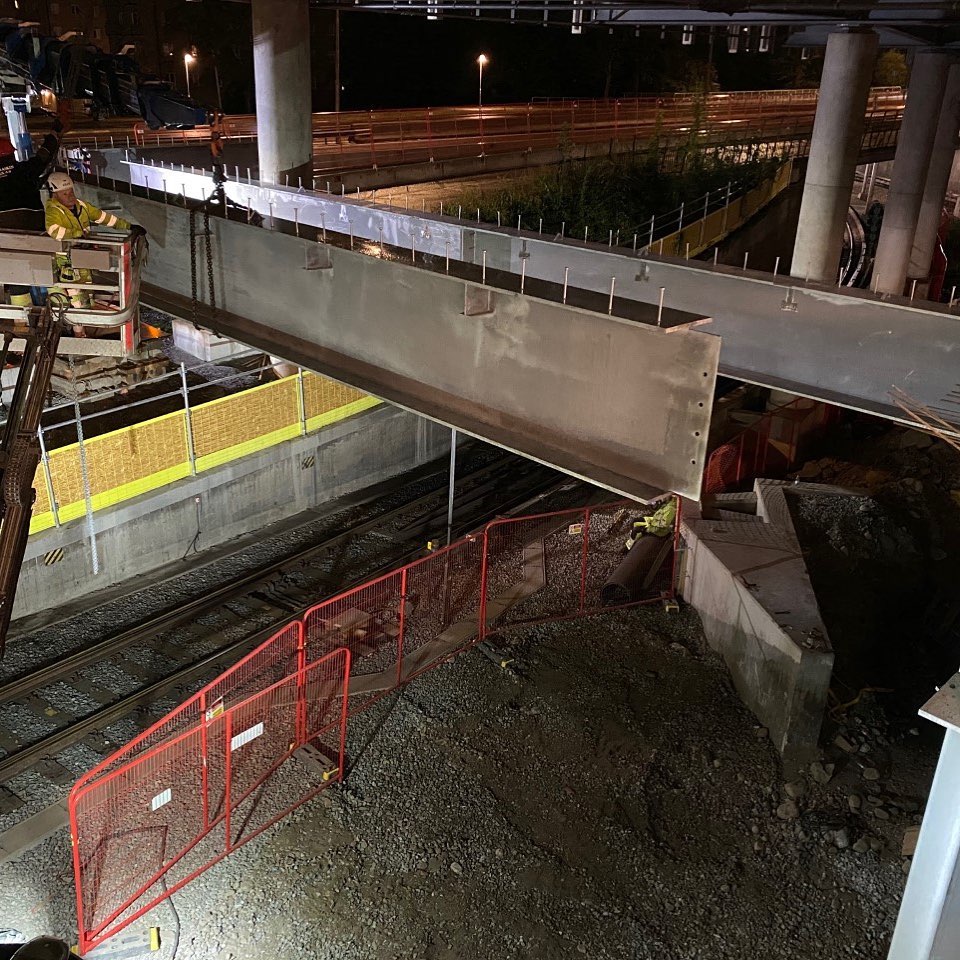 Nytt bjälklag för ny gångbro under bussdäcket mot Nynäsvägen. #nyatunnelbanan