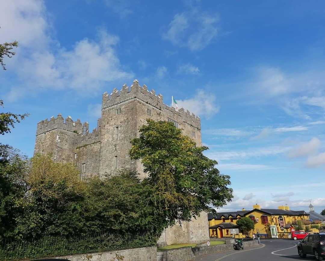 Bunratty Castle on a beautiful Sunday afternoon
#bunrattycastle #ireland #studyinireland