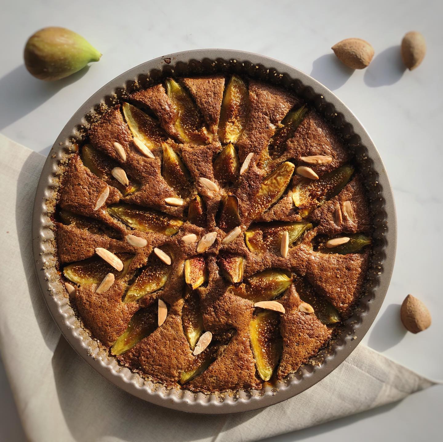 🇫🇷Je suis folle de figues !!! Quand c’est la saison, je peux les manger au petit-déjeuner, au dîner, au goûter....
La figue est un fruit très riche en micronutriments, il faut en profiter.
Je partage avec vous une recette très légère et facile à faire. Un délice !
Ma Tarte aux Figues du Jardin
INGRÉDIENTS SECS :
50g (5càs) farine de souchet ( ou sorgho ou châtaigne ou mélange de deux)
50g (8càs) amandes
40g (4càs) sucre de fleur de coco
20g de raisins secs
15g (3 cc) arrowroot ;
4 g (1 cc) de graines de chia
3g (1 cc) psyllium
2g (1/2 cc) bicarbonate ;
1,5g (1/4 cc) sel ;
Zeste INGRÉDIENTS HUMIDES :
3 œufs
40ml jus de citron
Pour le « topping »
5 ou 6 figues
+ 1 poignée de d’amandes
1) Préchauffer le four à 180°C. Graissez un moule à tarte de 28cm. Saupoudrez-le de sucre de canne
2) Bien battre les œufs (astuce : pour un gâteau plus léger, les battre jusqu’à ce qu’ils deviennent très mousseux).
3) Dans un saladier, mélangez tous les ingrédients secs. Incorporez délicatement les œufs, puis le jus de citron.
4) Versez la pâte dans le moule ( j’utilise un moule rond de 28cm), ajoutez les figues coupées en quatre, saupoudrez un peu de sucre de coco sur les figues,puis enfournez le gâteau pendant 20min.
5) Démoulez-le et laissez-le refroidir sur une grille.
Bon appétit !
#feedingmycell #nuts #almonds #dairyfree #soyfree #bio #organic #healthyfood #healthy #sante #food #organico #semlactose #saudavel #healthylifestyle #glutenfree #figs #figues #amandes #sansgluten #glutenfree #dairyfree #figlover