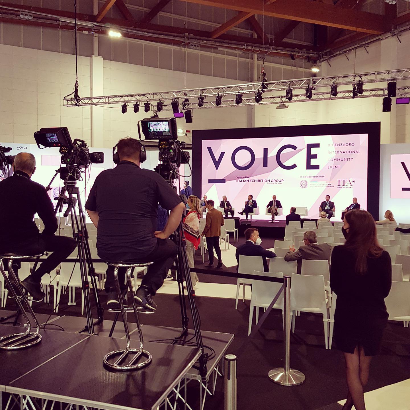 bmbdecorline VOICE2020 Pad. 01 stand 103. #interiordesign #voice2020 #vicenzaoro #madeinitaly #arredamentogioiellerie #gioiellerie #oreficerie #orologerie #lovegold #design #handmade #ripartiamo