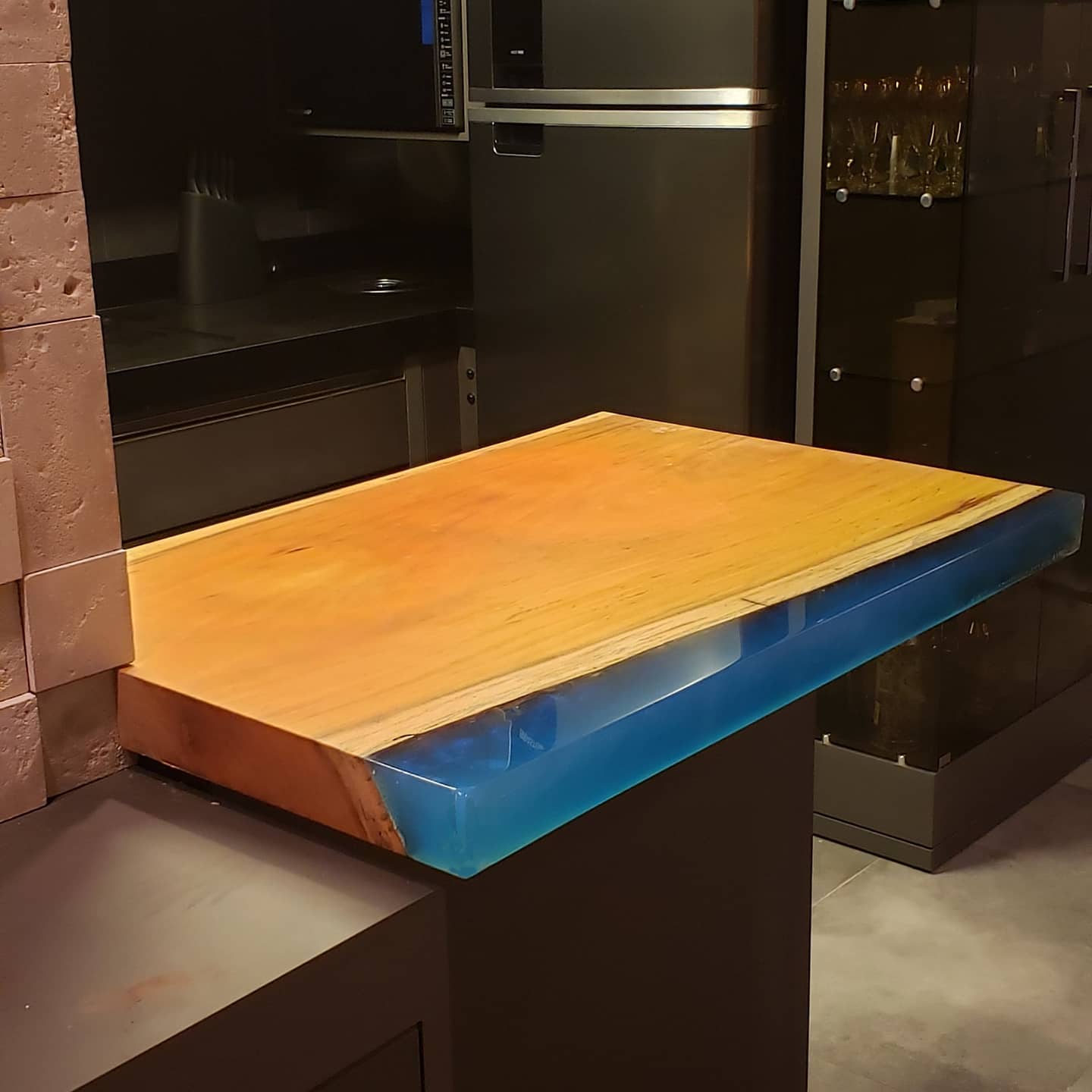 Passa prato confeccionado em Garapeira. Foi optado por esquadreijar uma das bordas naturais com resina, deixando a peça alinhada, unindo o clássico ao moderno.
Projeto de @arquitetafrancraveiro
#woods #resinaepoxi #handmade #madeira #rusticdecor #decorstyle