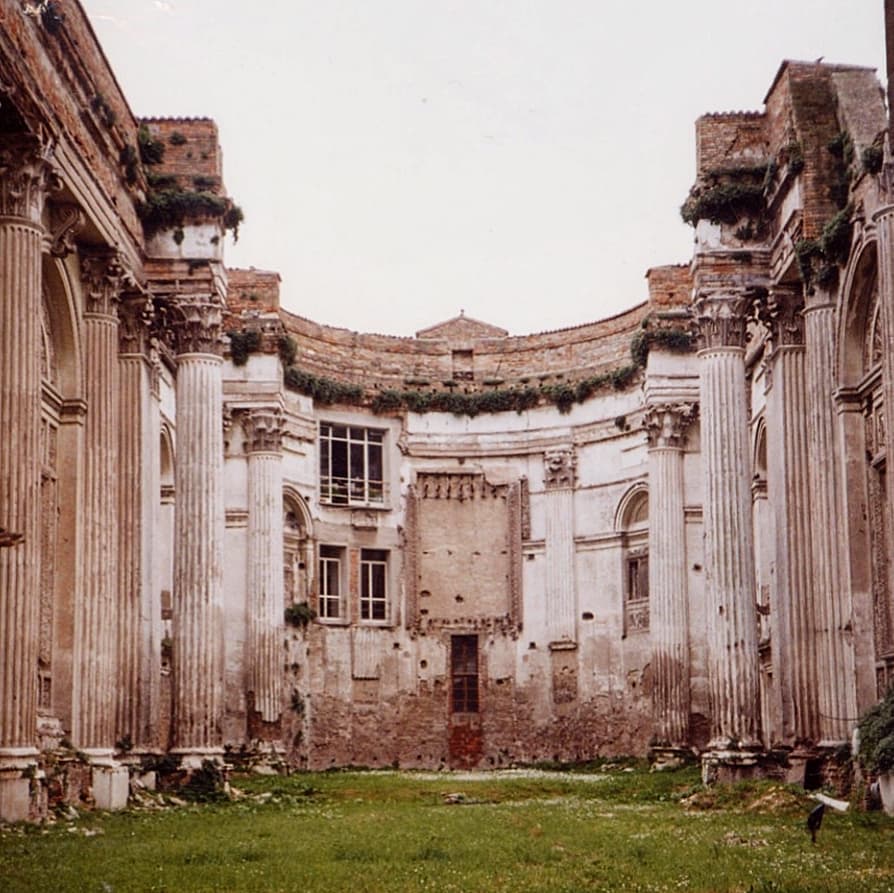 Nel restauro della chiesa di San Francesco a Fano (PU), conclusosi nel 2009, a cui hanno partecipato anche i professionisti dell'attuale Studio ASP.ILT, insieme al Prof. Arch. Giampiero Cuppini (con la consulenza del Prof. Arch. Giovanni Carbonara), sono stati diversi gli aspetti trattati.
Grande importanza è stata data al consolidamento della struttura superstite, che ha previsto la chiusura delle aperture create durante il Novecento nella zona absidale. Tuttavia è stata mantenuta la leggibilità storica delle diverse stratificazioni, riprendendo i precetti del restauro critico-conservativo.
Le superfici della chiesa sono state conservate e, ove possibile, sono stati reintegrati i paramenti delle superfici mancanti, con materiali differenti, al fine di garantire il recupero dell'unità potenziale dell'opera d'arte.
Il pavimento non è stato ripristinato ed è stata mantenuta la copertura verde che lo contraddistingue. Nella foto si può vedere la chiesa prima dell'opera di restauro e consolidamento.
.
.
Foto di ASP.ILT
.
#restauro #restauroconservativo #restaurobeniculturali #restaurolapideo #restauroarchitettonico #conservation #conservazione #conservazionedeibeniculturali #historical #building #heritage #fano #vivofano #volgofano #igersfano #ig_fano #vivomarche #volgomarche #igersmarcge #ig_marche #volgoitalia #igersitalia #igitalia #vivoitalia #beniculturali30