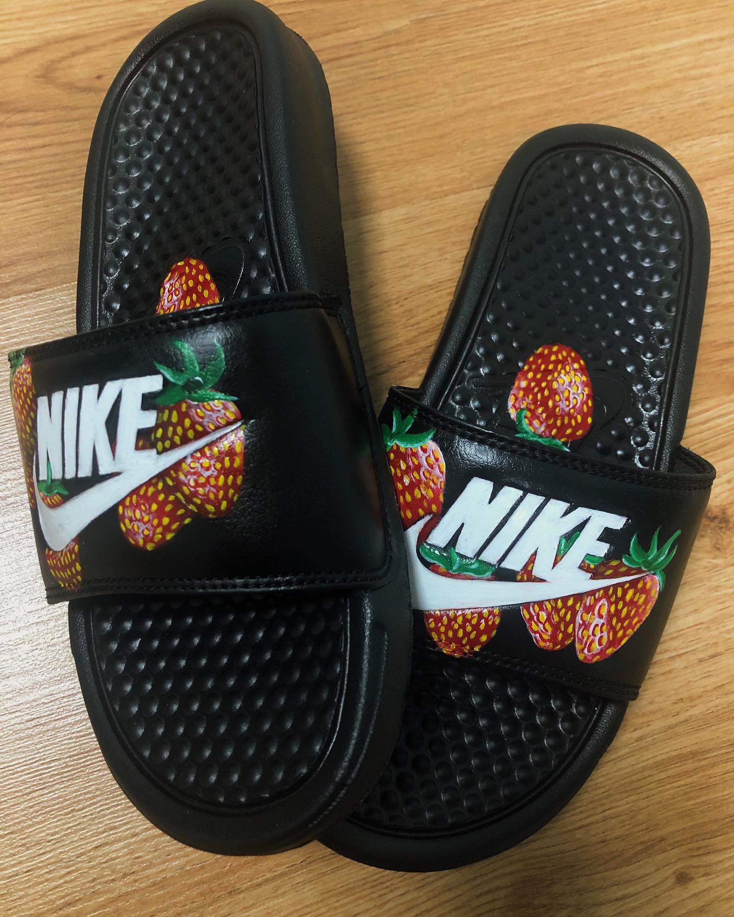 strawberry slides🍓
-
order now from my new website! link in bio
-
#art #create #explorepage #customshoes #nike #artistsoninstagram #artoftheday #artbasel #createexplore
#artofinstagram #artphotography #eyedrawing #pastel #realism #sketch