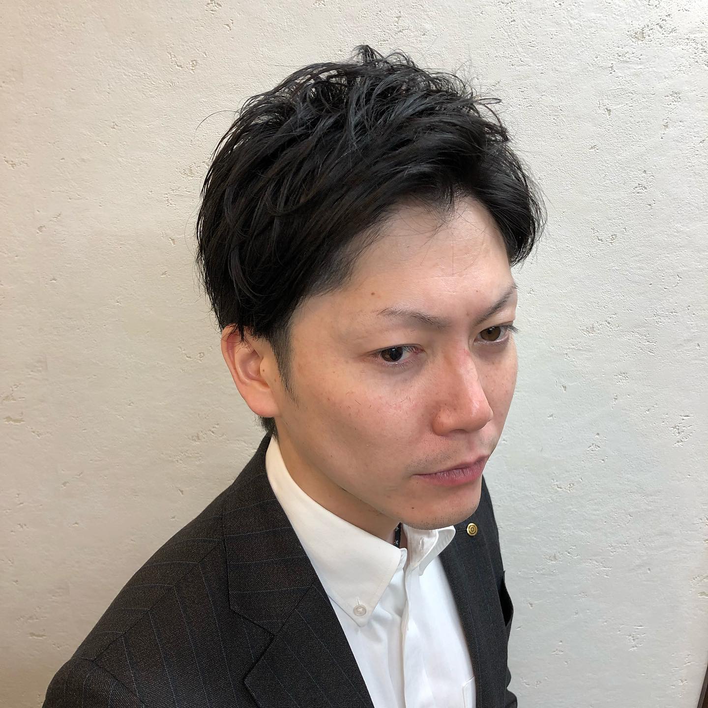 ビジネススタイルでのツーブロックは
控えめがオススメ!
さりげない束感をカットで作り込んでいるので整髪料は軽くつけるだけで朝のセット時間は短時間に!!
現在コロナ対策営業実施中
・シェービングは産毛と眉毛のみ
・手指消毒にご協力下さい
・スタッフは常にマスク
・お客様も希望があればマスク着用可
(紐が細いものに限る)
・体調が悪い方はご来店をお控え下さい
しばらくはwithコロナでうまく付き合いながら
新しい生活様式にて日常を過ごしましょう。