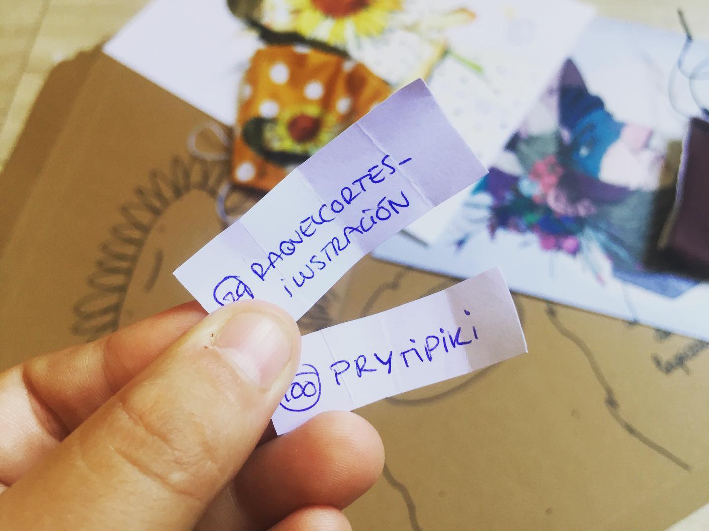 Ya tenemos ganadoras del SORTEO!!!! 🥳🥳🥳
Enhorabuena a las dos premiadas y mil mil mil gracias a todos y todas las que habéis participado, apoyado y compartido nuestro trabajo. Lo decimos de corazón, porque siempre hablamos desde las entrañas, y sabemos que no somos los mejores comunicadores en redes, ni estamos todo lo que deberíamos por aquí, pero somos dibujantes y nuestro trabajo requiere de muchas horas de taller. Así que gracias por seguir esperando a que subamos cositas, gracias por vuestros pedidos, gracias por vuestros mensajes y en general, gracias por vuestro apoyo tan grande como cariñoso 💖 @dentro_del_lapicero os quiere ✏️
Pack 1-Naiara Arrieta - @prytipiki
Pack 2- Juanma Martin - @raquelcortes_ilustracion
...
..
.
#sorteo #dentrodellapicero #estudioiluatracion #ilustracion #ilustradores #naiaraarrieta #limboartist #juanmamartin #rastro #dibujos #ilustracioninfantil #ilustracionjuvenil #ilustraciondigital #acuarela #lapiz