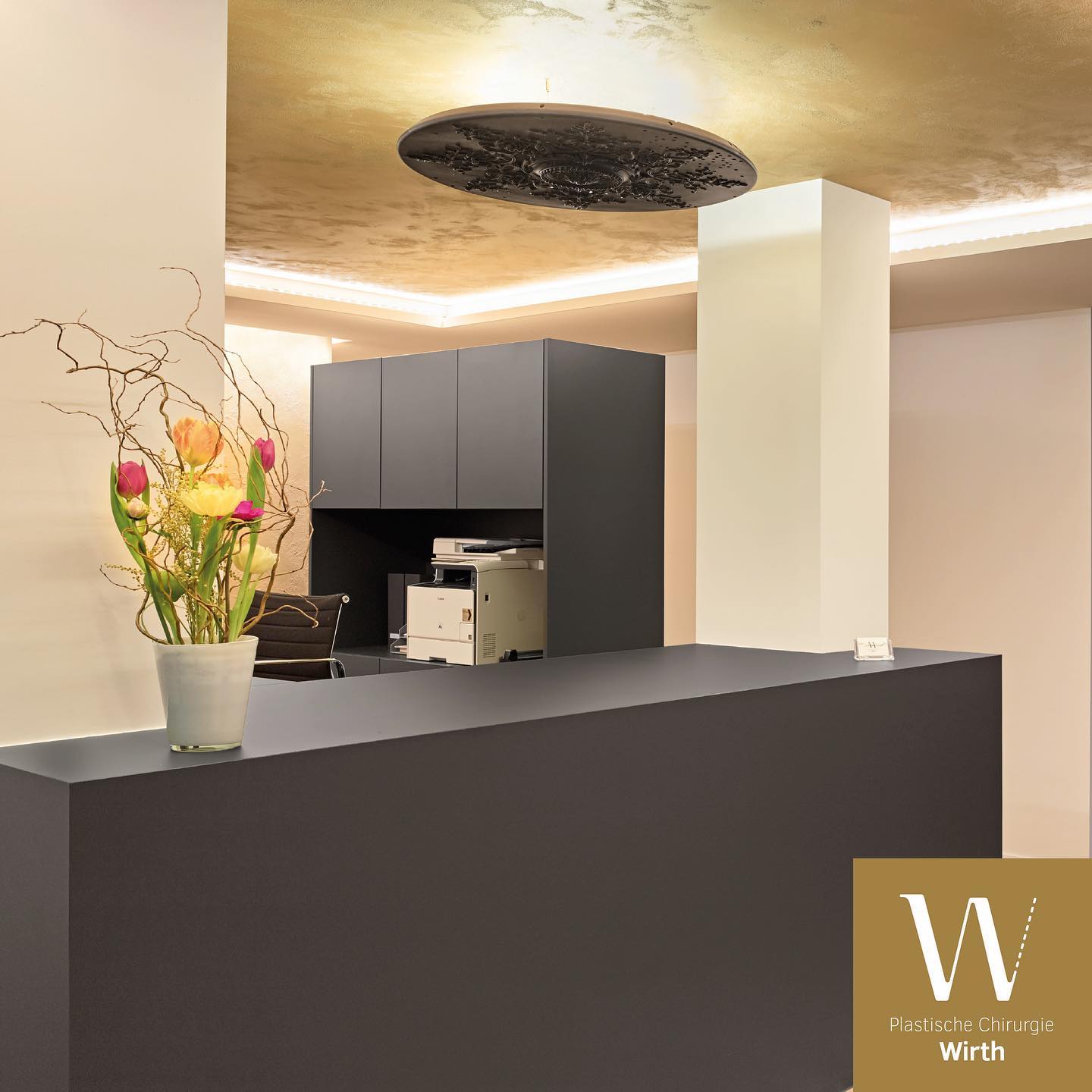 Der Besuch beim Arzt ist nicht immer ein angenehmer. Bei uns ist das anders. Sie sollen sich wohl, gut aufgehoben und willkommen fühlen. Ein stilvoller und schöner Rahmen soll auch Ihr Auge verwöhnen. Schauen Sie selbst: So heissen wir Sie bei uns willkommen.
Une visite chez le médecin n'est pas toujours agréable. C'est différent pour nous. Nous voulons que vous vous sentiez à l'aise, bien soigné et bienvenu. Un cadre élégant et magnifique doit également choyer vos yeux. Regardez par vous-même : C'est ainsi que nous vous accueillons chez nous.
#praxiswirth#drmedraphaelwirth#plastischechirurgie