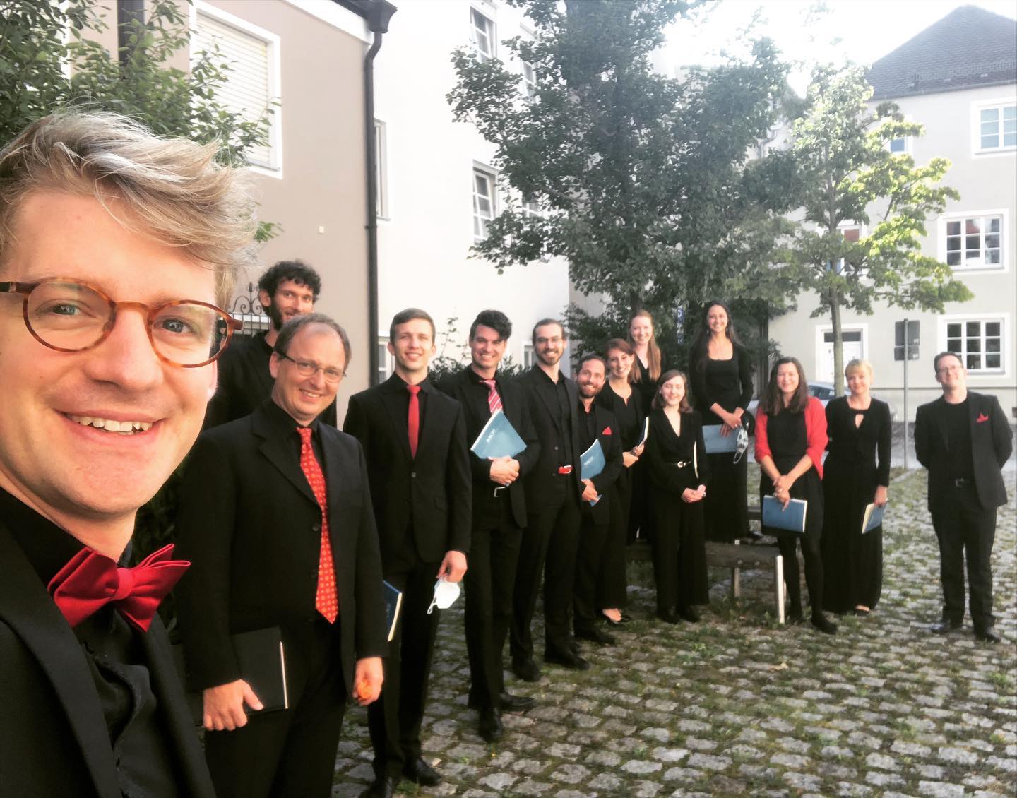 Glücklich nach einem intensiven Konzert mit Bachs Motetten, das zugleich den Abschluss der 12. Barocktage Schrobenhausen bildete!
#ensemble #auxantiqua #konzert #preconcertselfie #jsb #jsbach #motets #motetten #earlymusic #vocalmusic #singers #singerlife #choirmusic #blackandred #barocktage #schrobenhausen #festival #baroque #baroquemusic
