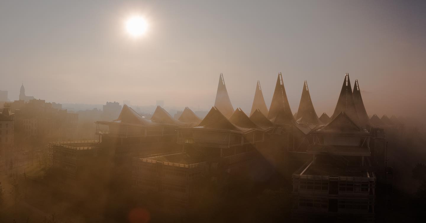 Epic scenery in @stad_antwerpen this morning.
.
#thisisantwerp #antwerpen #justitiepaleisantwerpen #mist #fog #gerechtsgebouw
.
@rpaswork
@belaeyfilm.productions